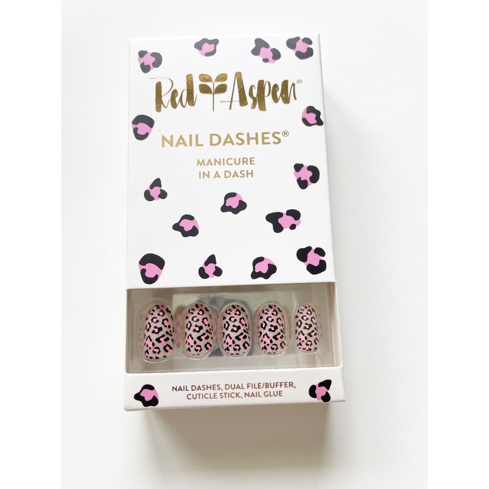 Red Aspen Pippa in Pink Leopard medium round nail dashes